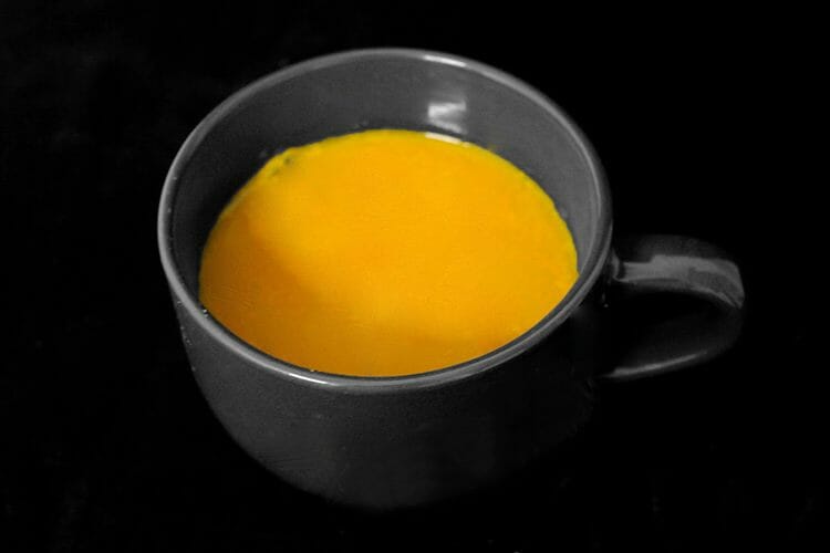 La moda de la leche de oro: la leche y la cúrcuma